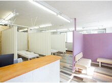 かなれ整骨院の雰囲気(落ち着く雰囲気の施術所でリラックスしてお受けいただけます♪)