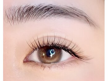 アンムート(Anmut)の写真/《まるで自まつ毛のような毛質で負担なくマツエクを楽しむ！》エクステもパーマと並ぶ人気メニューです！