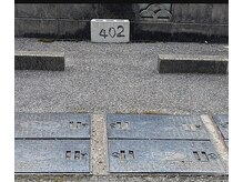 1階右奥に駐車場ございます