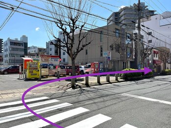 ミニョン 堺東店/横断歩道を渡って右へ進みます