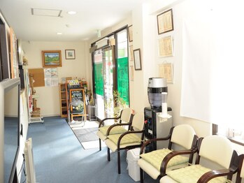 トラスト整骨院鍼灸院/暖かい陽の光で明るい店内です♪
