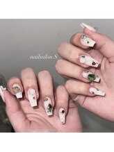 エス(S)/ホワイトワンカラーに宝石ネイル