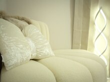 エメ(aimee)の雰囲気（白×ピンク×ゴールドの大人かわいい雰囲気の店内です♪）