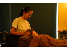 アイランド ビューティーサロン アンド スタジオ(Island Beauty Salon & Studio)の雰囲気（ドライヘッドスパ施術の様子）