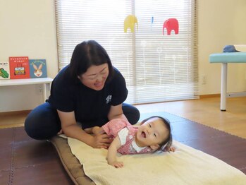 ひだまり整骨院/ママの隣で赤ちゃん体操♪
