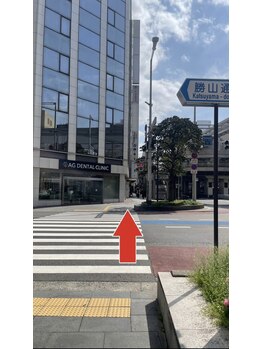 ミルズ 小倉店(MillS)/勝山通りの信号を渡る