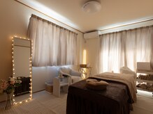 お部屋は落ち着いた暗めの照明になっております。