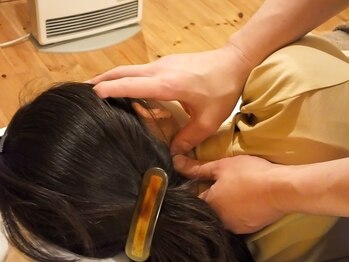 しとろ整体/首をほぐしていく施術です。