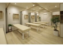 リコア鍼灸院 接骨院 あべのハルカス(ReCORE鍼灸院 接骨院)の雰囲気（きれいでおしゃれな店内で毎日の疲れをしっかり癒します♪）