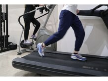 有酸素運動のマシンも取り揃えており、ご自由にお使い頂けます！