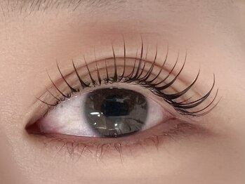 アルヴィー(ARVIE)の写真/下向きまつげさん/ビューラーしても落ちやすい/左右差でお悩みのある方にオススメ！