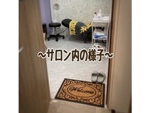 アリー(ALyii)の雰囲気（施術室です★ 可愛いパープルの壁紙の完全個室へどうぞ！！）