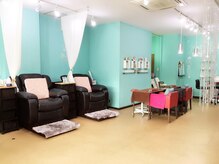 ザペディラウンジ(The Pedi Lounge)の雰囲気（鮮やかなティファニーブルーの店内）