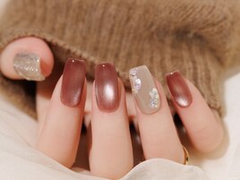 ツヤ×フラワーの上品ネイル