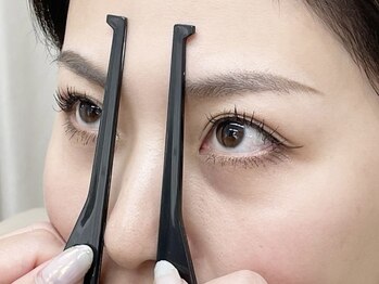 ル クール 川崎店(Le Coeur)/１専用定規で眉のポイントを取る