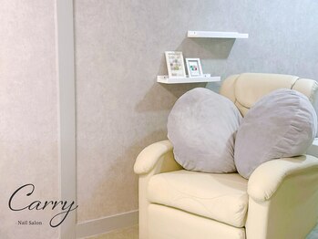 キャリー(CARRY)の写真/リクライニングチェアでお気に入りの映画やドラマを見ながらゆったり過ごせる*パラジェル/フィルイン対応