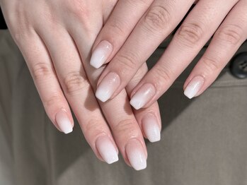 ブラソンネイル(Blossom nail)/ミルキーホワイトグラデーション