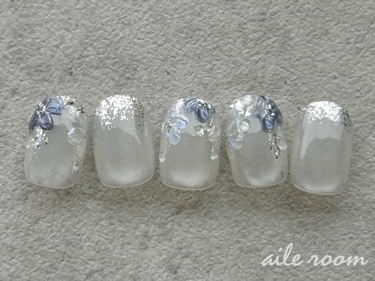 2025年-2026年冬トレンド】ニュアンス フラワー ハンドのネイル