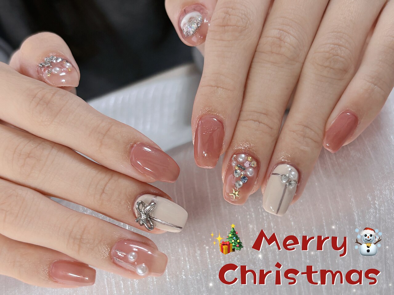 2025年-2026年冬トレンド】ピンク リボン ハンドのネイルデザイン集