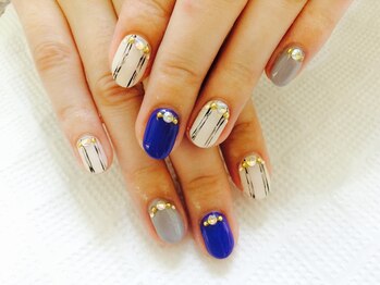 プラハネイル(+HER 美甲)/ハンド手描きストライプ