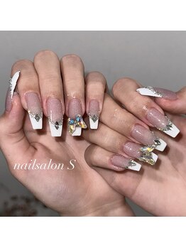 シンプルフレンチに蝶々パーツ