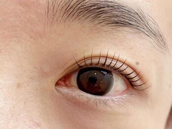 コナ(KONA)/二重幅に合わせて毛先をデザイン