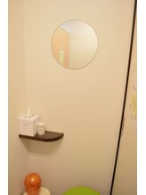 MINATOカイロプラクティック 西船橋駅前整体院/更衣室には鏡もあります。