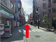 北千住らっく鍼灸治療院/ファミリマートが左手に見えます