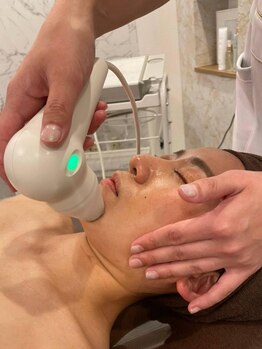 フラーダヴィータ(hlaada.vita)の写真/NRでリフトアップ&小顔に◎特殊波形を使用したMFRで筋肉や深部までアプローチ！理想のフェイスラインに♪