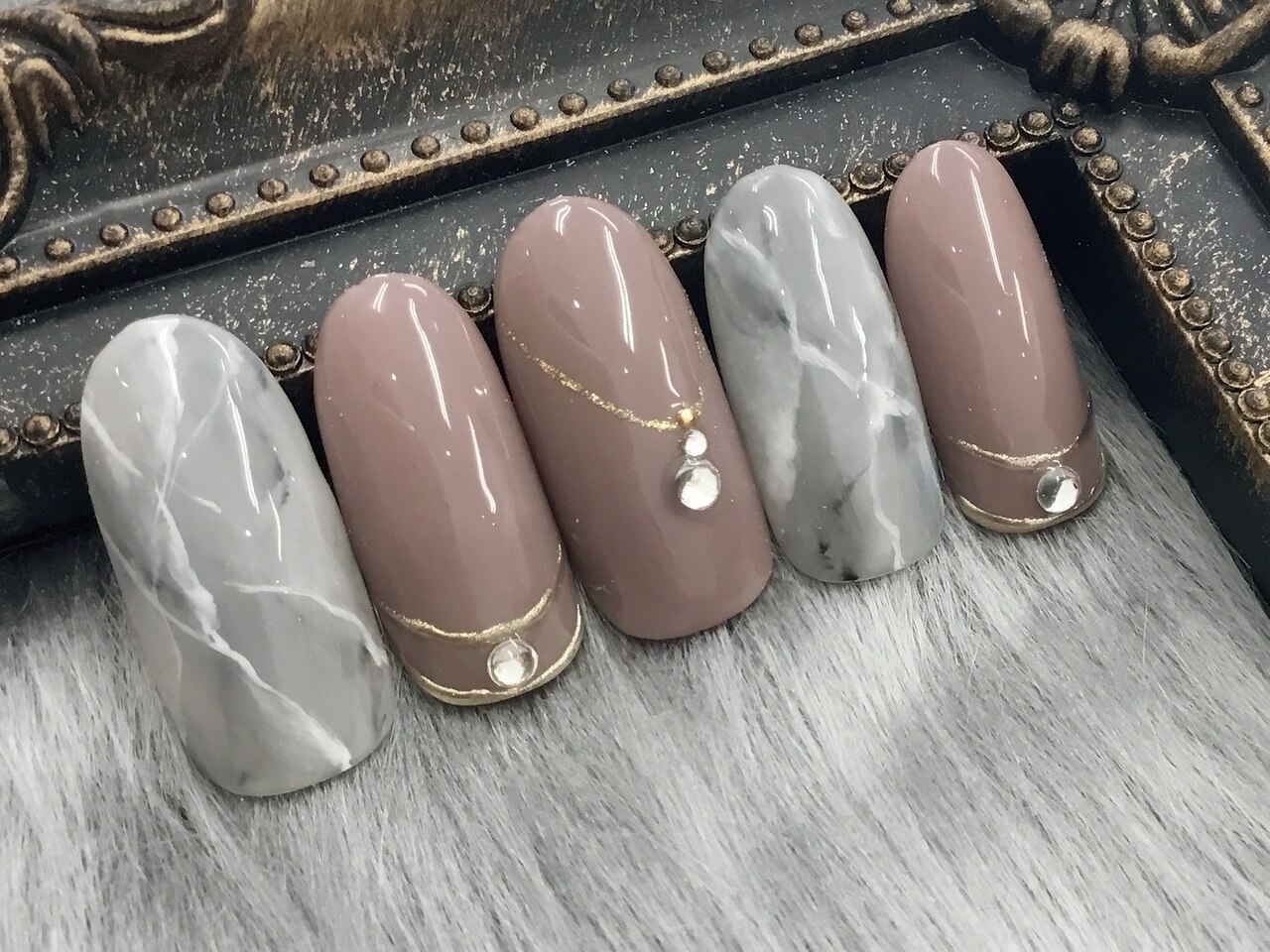 2025年-2026年冬トレンド】グレーのネイルデザイン集｜人気順｜2ページ