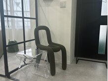 シロ 浜松駅前店(Shiro)/【店内】待合席　メンズ眉毛