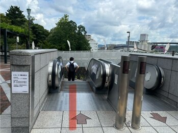 癒し処 ラク(Raku)/エスカレーターを下ってください