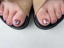 淡いピンクにオーロラパウダー◎フットネイルもお任せ！