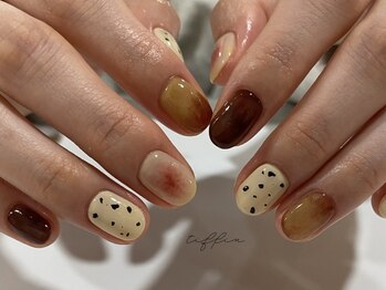 ネイルサロン ティフィン(tiffin)の写真/《オフ＆ケア込》派手なデザインができない方にピッタリ＊シンプルでも様々なシーンで映える指先へ♪