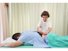 元気堂マッサージはり灸整骨院の雰囲気(8名のスタッフ中6名が鍼灸師資格を保有。気持ち良いと好評です)