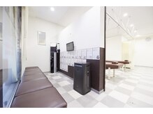 みらい整骨院 新町院の雰囲気（待合室は白を基調とした清潔感ある内装となっております）