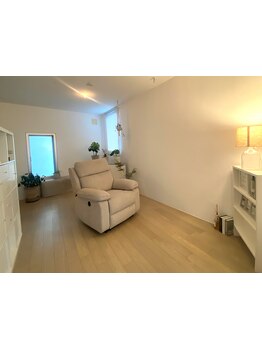 リクライニングチェアのあるサロン