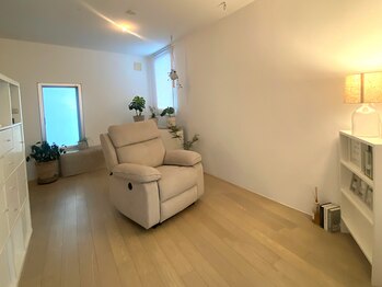 エスキース ネイルスタジオ(esquisse nail studio)の写真/ゆったりくつろげるリラックス空間で、ご褒美ネイルを☆ご自宅のようにくつろぎながら施術を受けられます♪