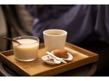 ニフ 船橋(nifu)の雰囲気（大量発汗後は塩分・水分の補給を。お茶と梅干し、塩昆布をご用意）
