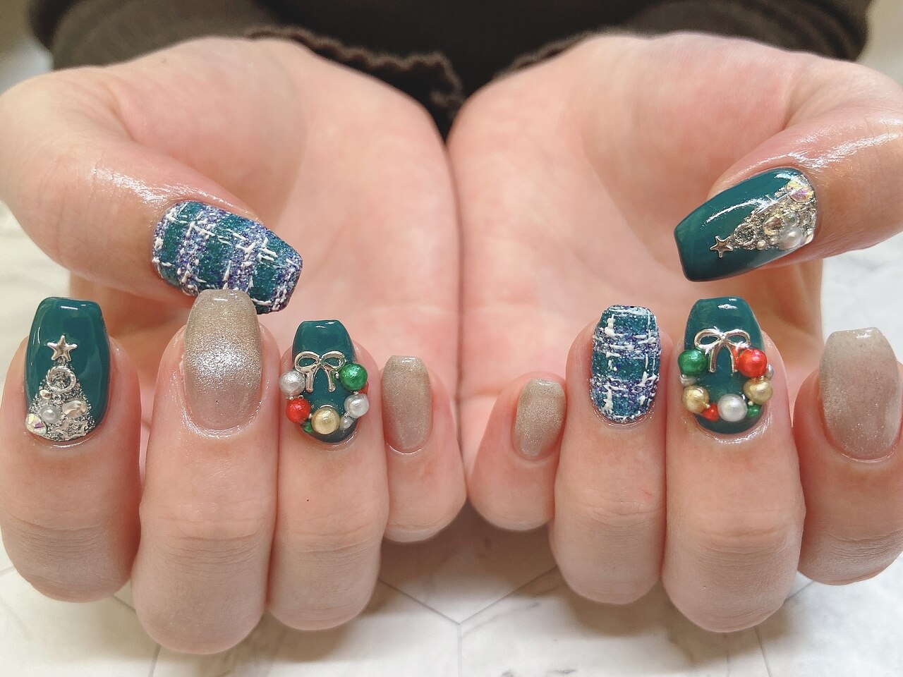 2025年-2026年冬トレンド】グリーン ツイード ハンドのネイルデザイン