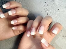 ノラ ミナミアオヤマ(NORA MINAMIAOYAMA)/白スクエアフレンチ