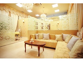 ルネティルタ エミフルMASAKI店(RUNE Tirtha)/シャンデリアでブリデッシュ空間