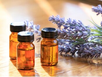 フローラ(FLORA)の写真/【完全予約制×完全個室完備】アロマの香りで癒されながら、広々ソファで、ゆっくりくつろげる癒しの空間★