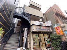 当店は小倉駅10分京町こまちビル２階です。大きな提灯が目印！