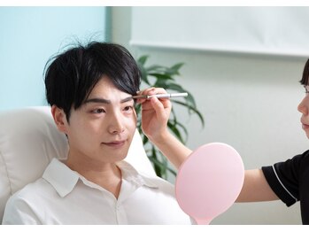 ヒゲマスター 小田原店/眉毛WAXスタイリング　施術風景