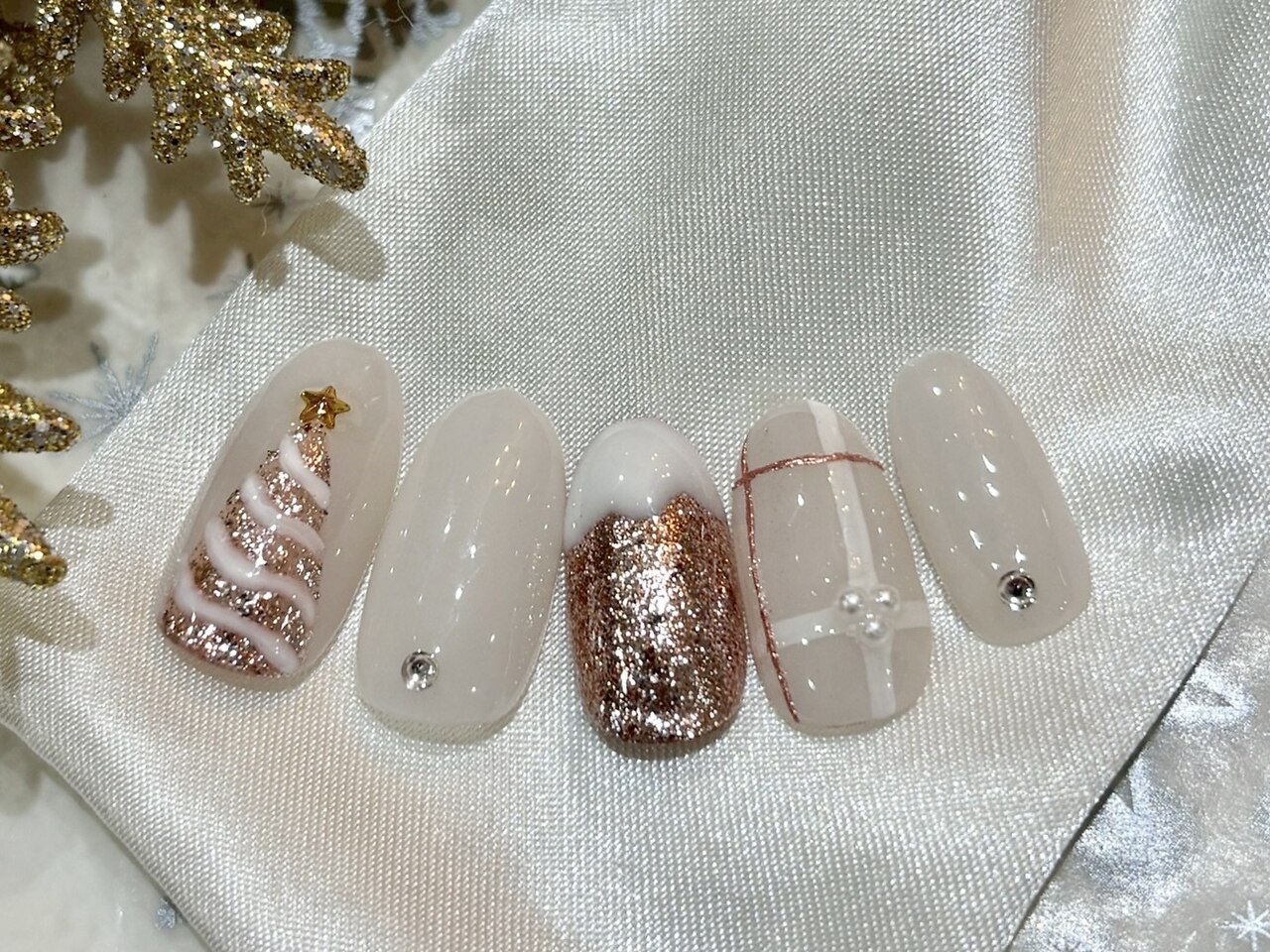 2025年-2026年冬トレンド】ストーン ななめフレンチ ハンドのネイル