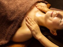 ヴィトワ(Vitowa)/肩周りの施術風景