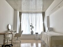 コニワ(528hz)の雰囲気（自然光だけでとても明るく白を基調にした透明感のある空間です。）