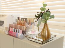 グロスネイル(gloss nail)の雰囲気（日差しが差し込む明るい店内）