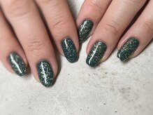 シーン(SHEEN)/深めグリーンにラメがけ